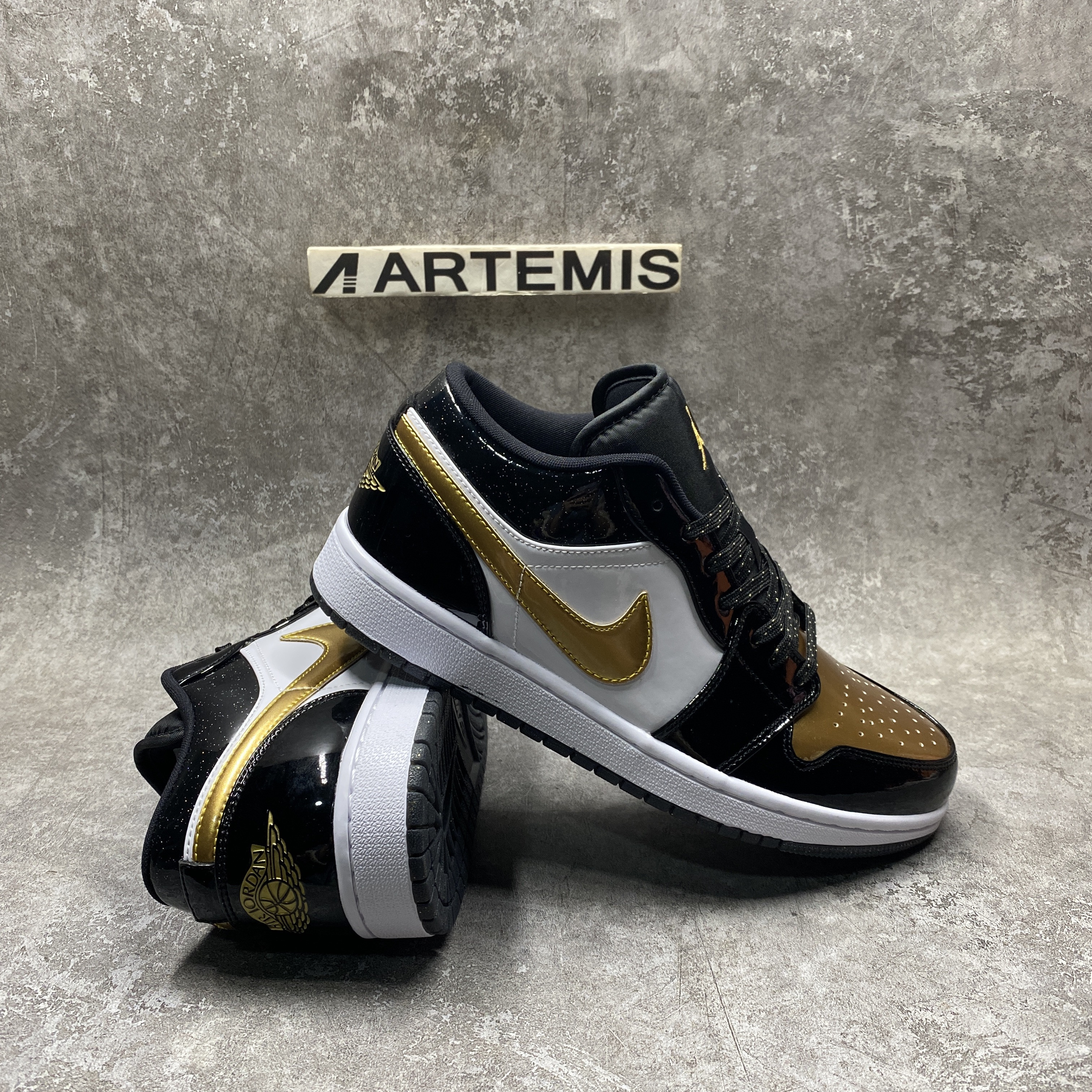 Air Jordan 1 Low SE Gold Toe