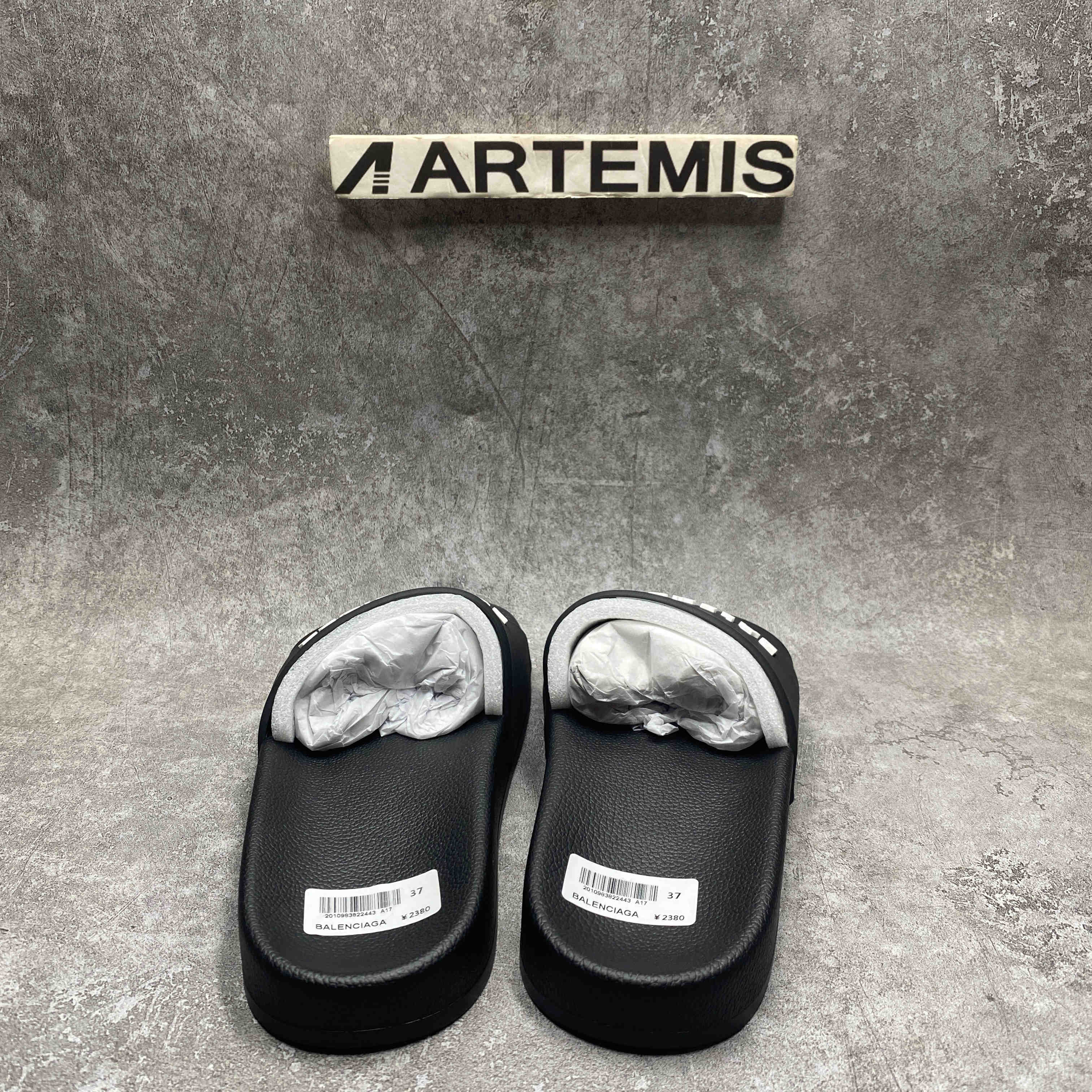 Ba*len*cia*ga pool slide black white