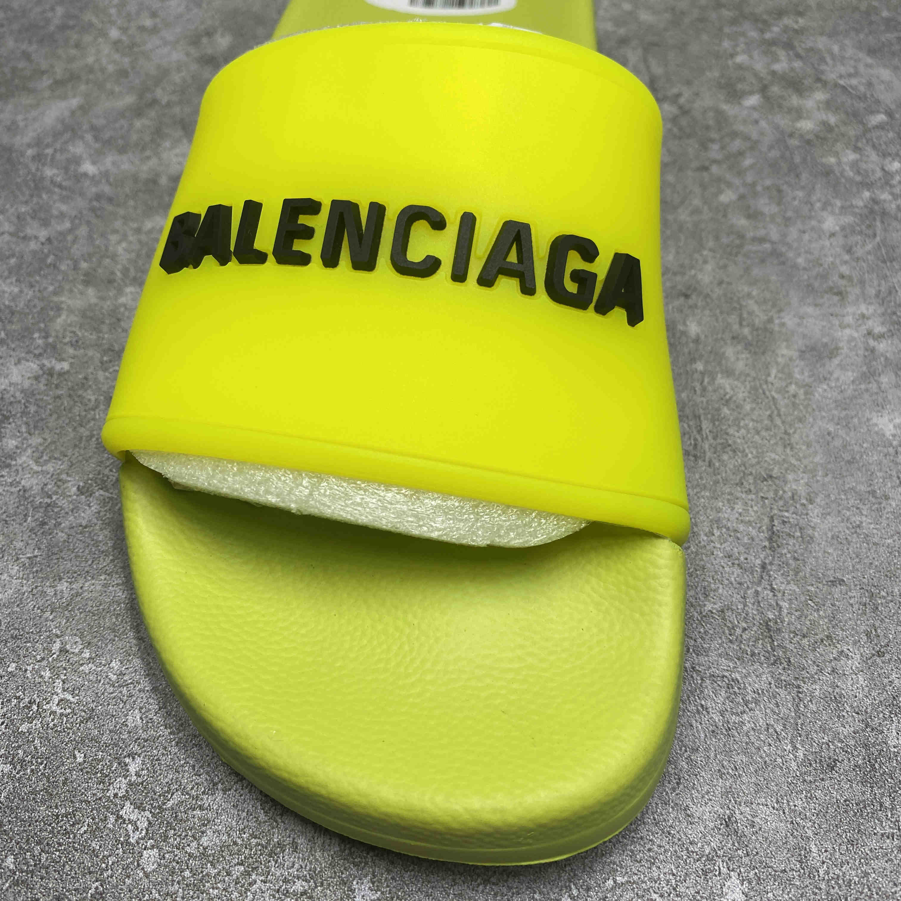 Ba*len*cia*ga pool slide lime