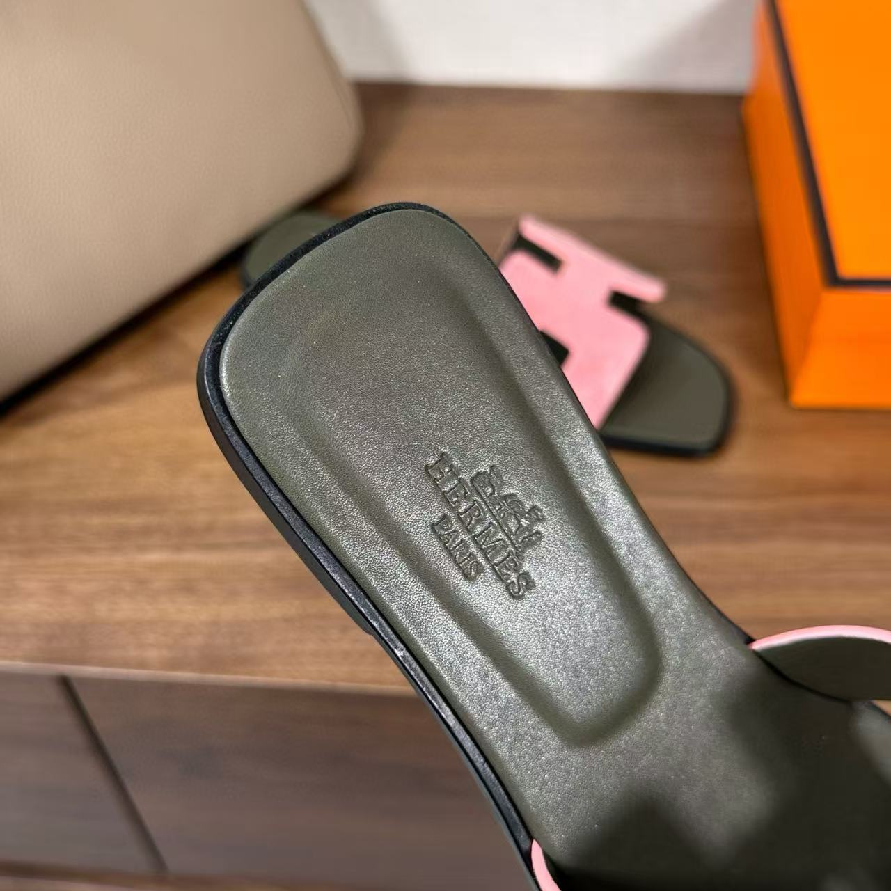 ua H**me5 oran sandal