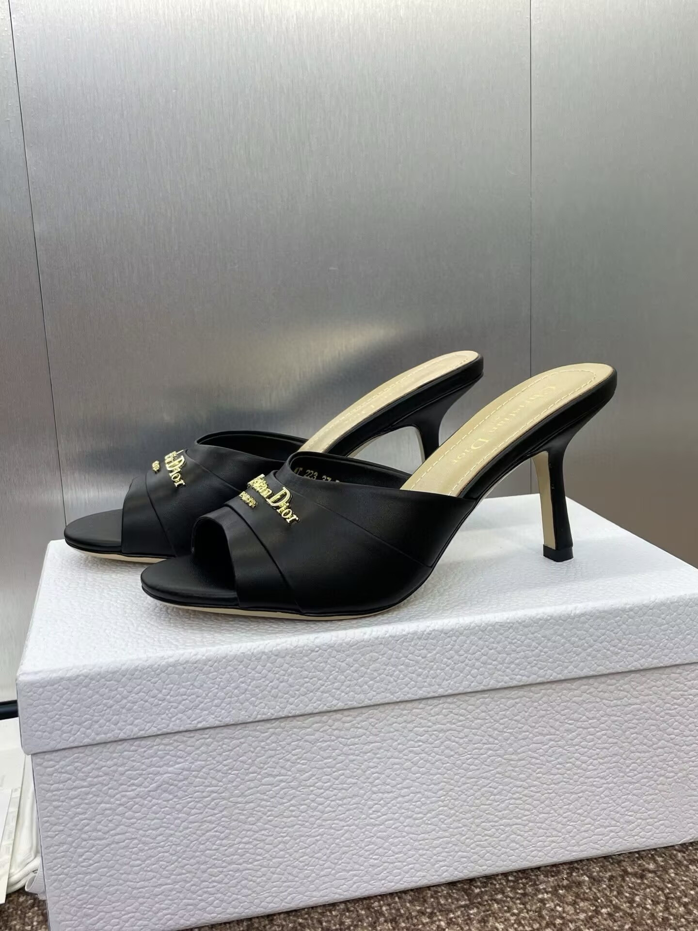 ua D*or heeled slide