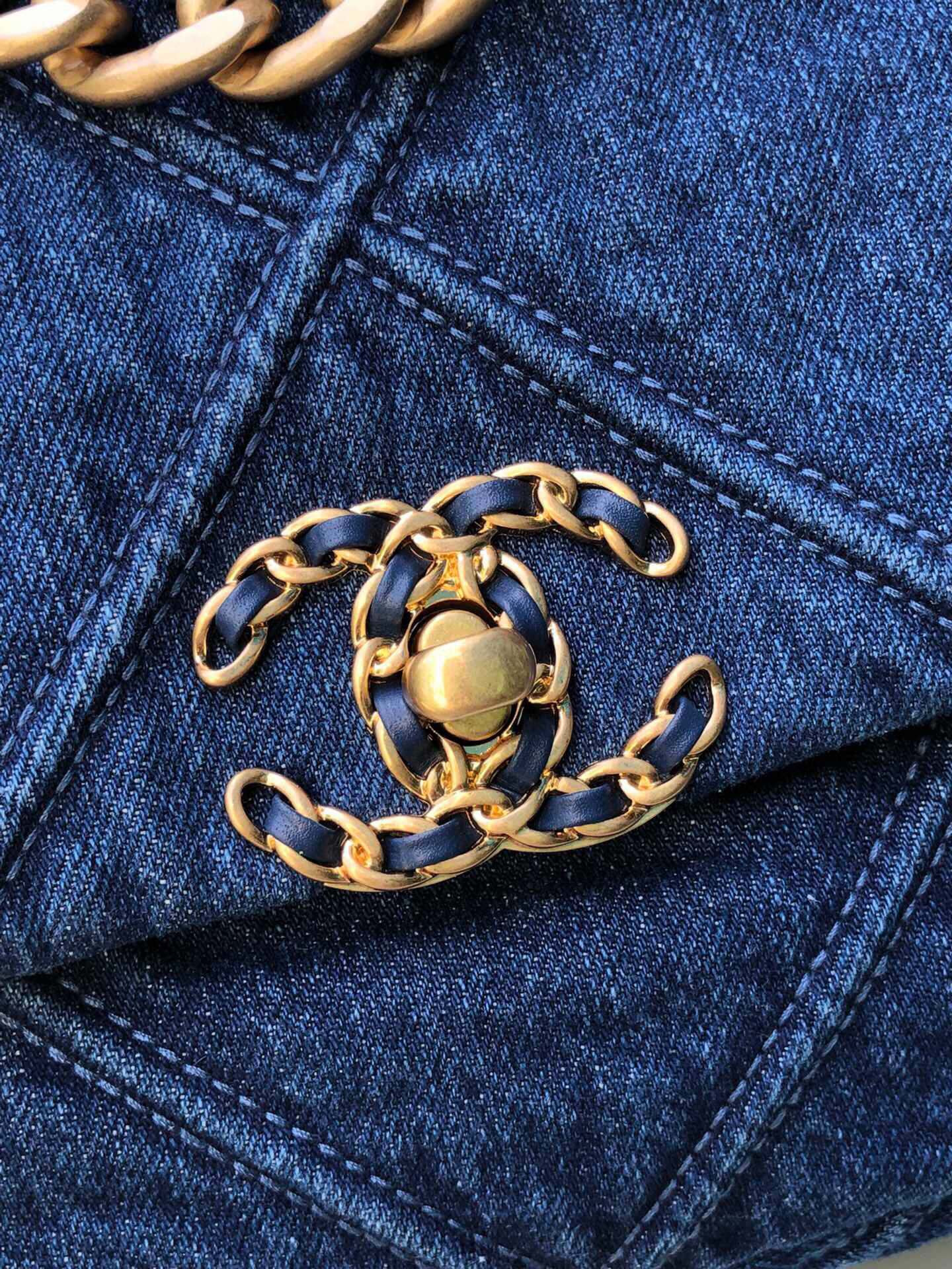 Ch*el 19 handbag ruthenium-finish metal navy 6.2 × 10.1 × 3.5 in