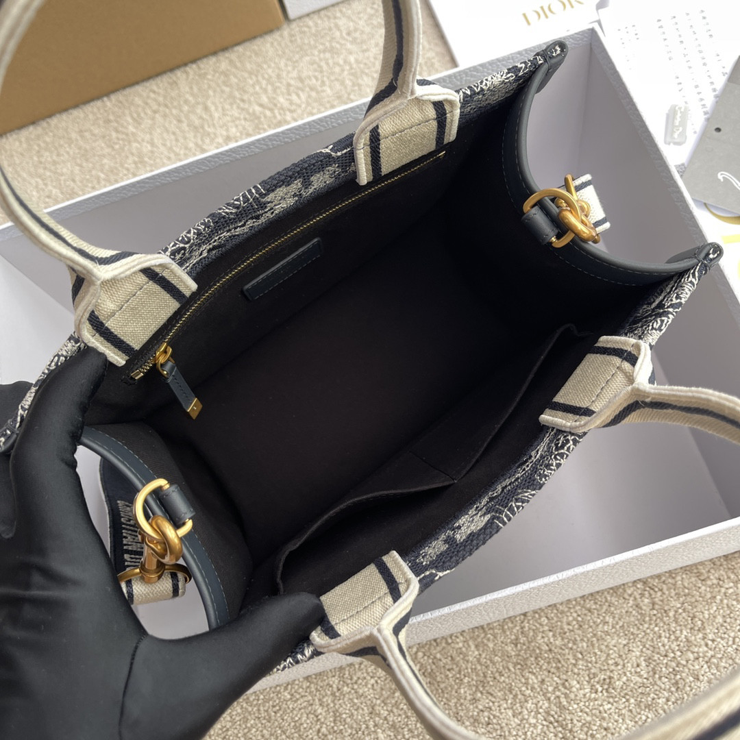 D*or book tote reverse 26.5×21×14cm