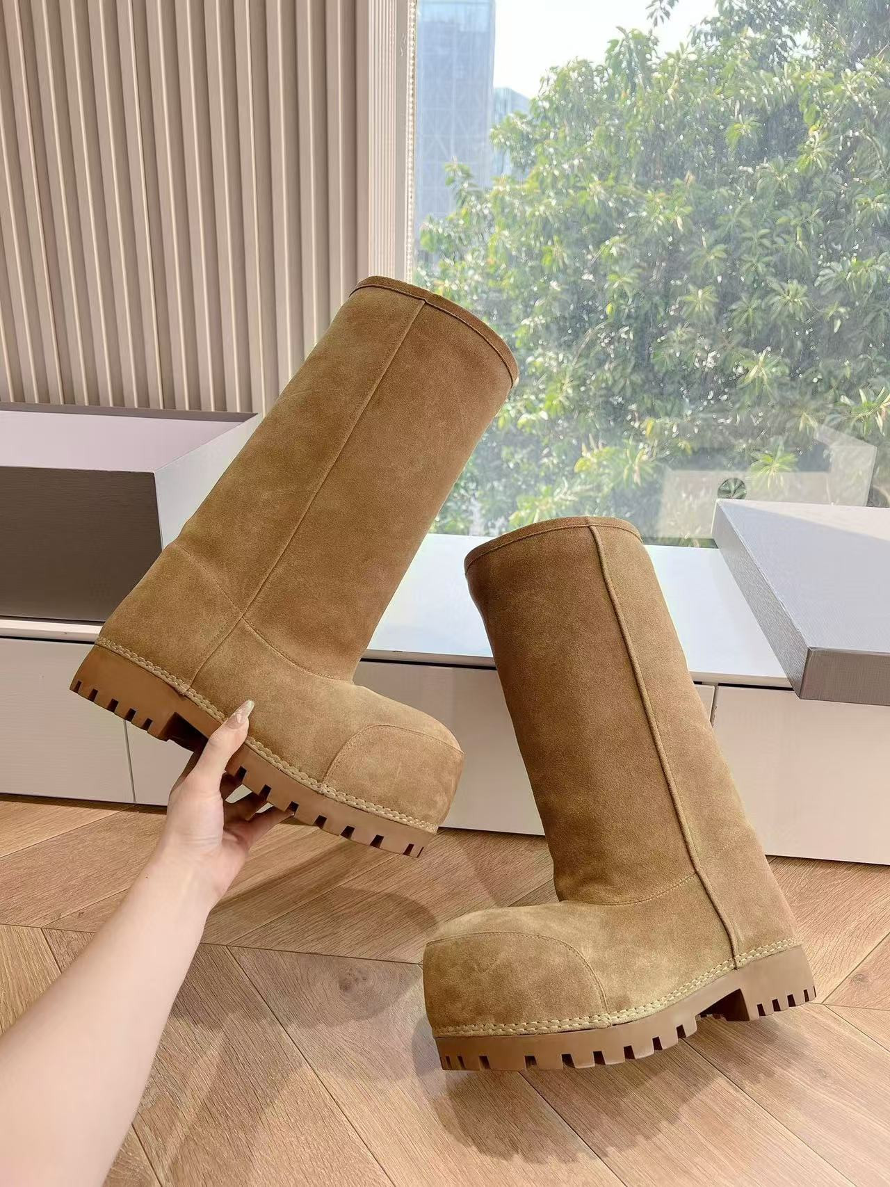 ua Ba*len*cia*ga snow boots