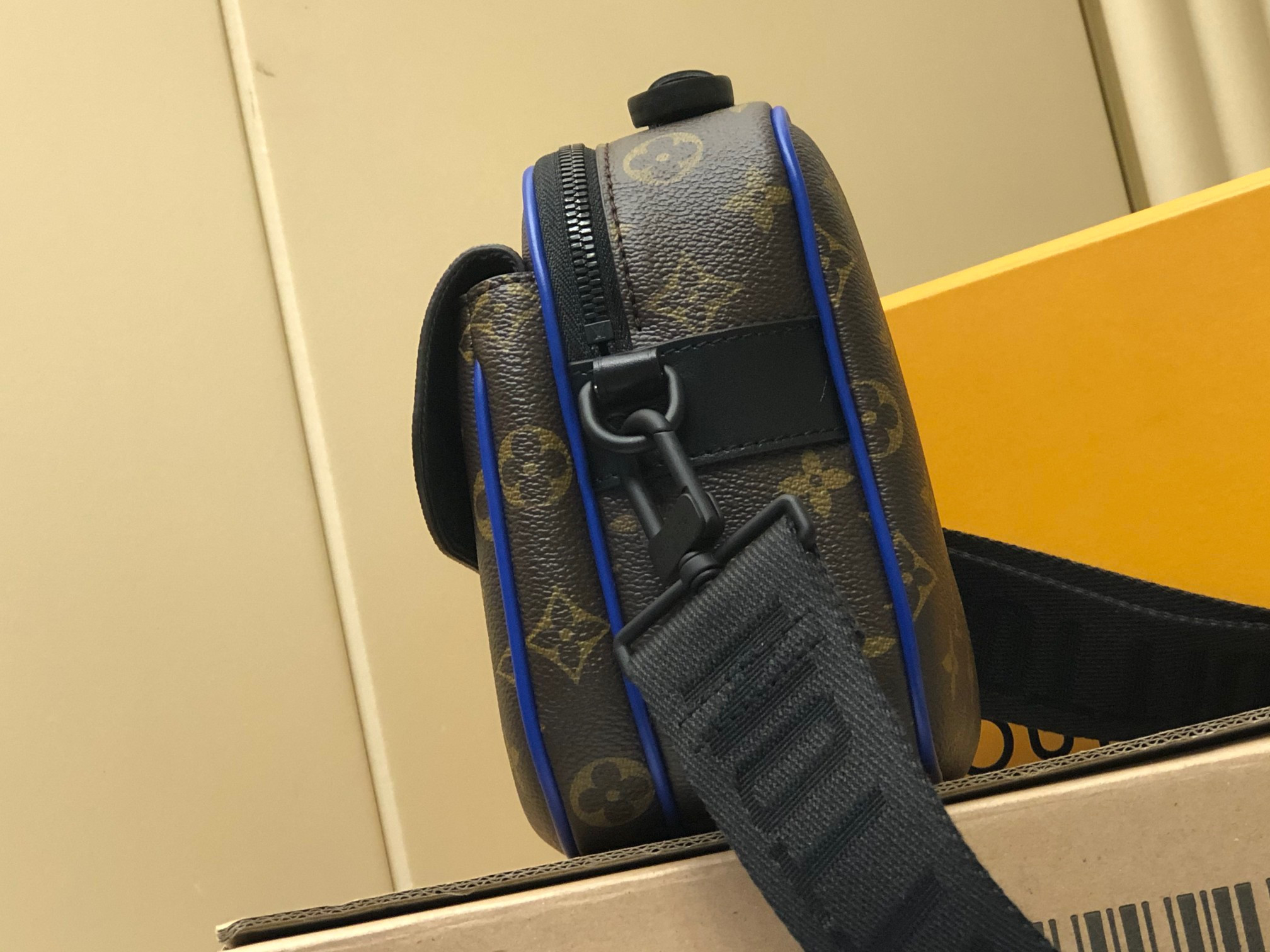 LV S LOCK MESSENGER M45863