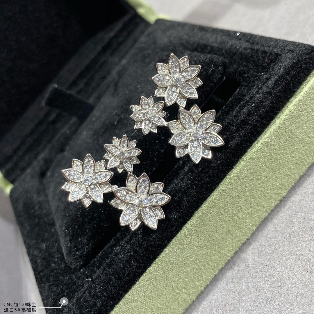 V*N CL*F & arpels lotus earrings