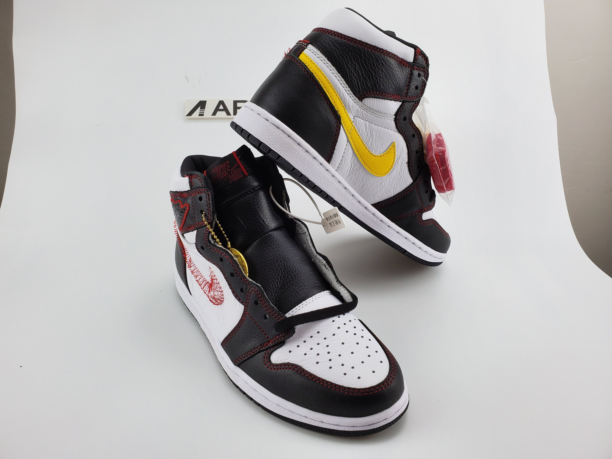 Air Jordan 1 Retro High OG Defiant