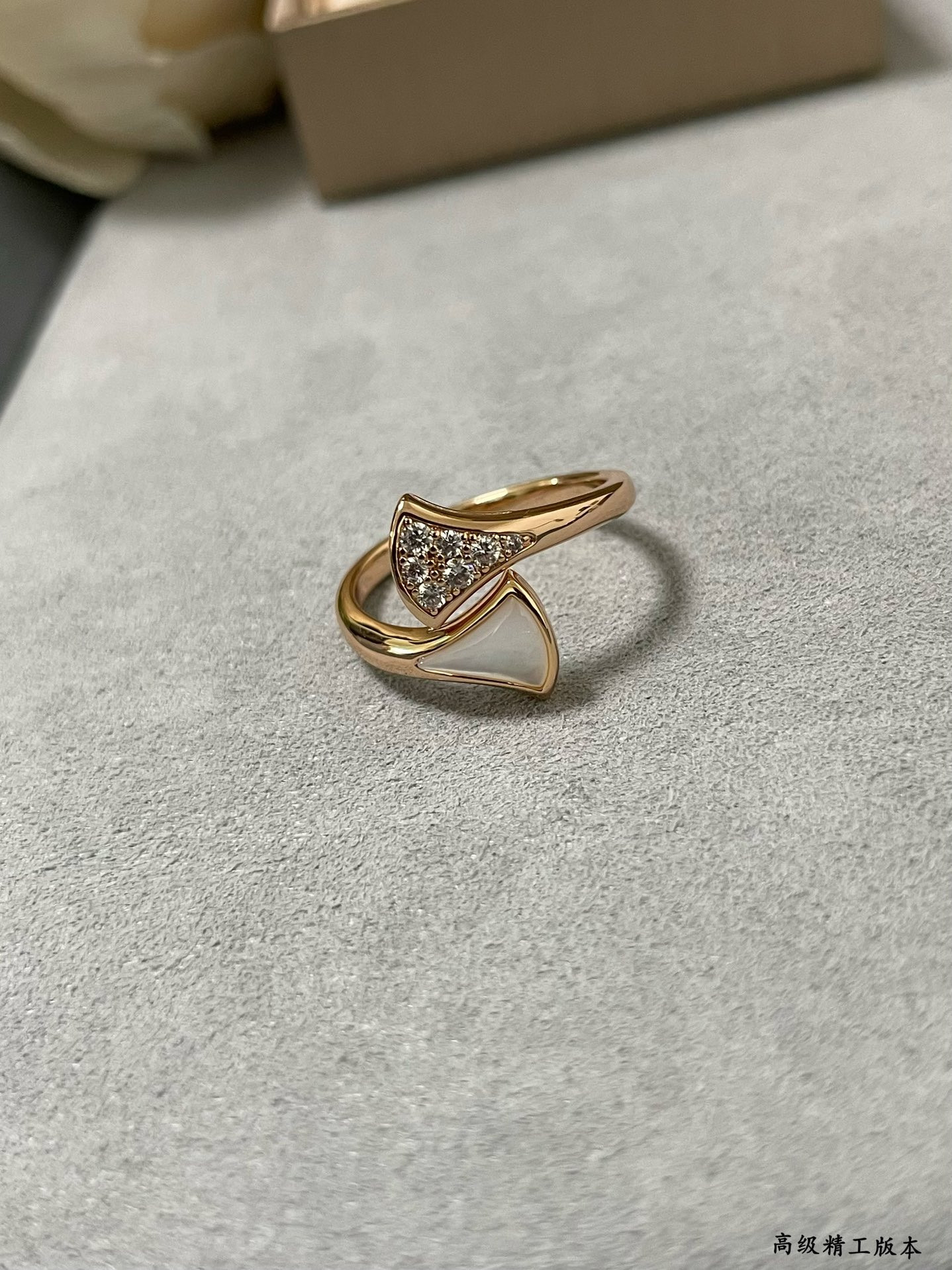 B*l*ai white mother-of-pearl scalloped skirt ring