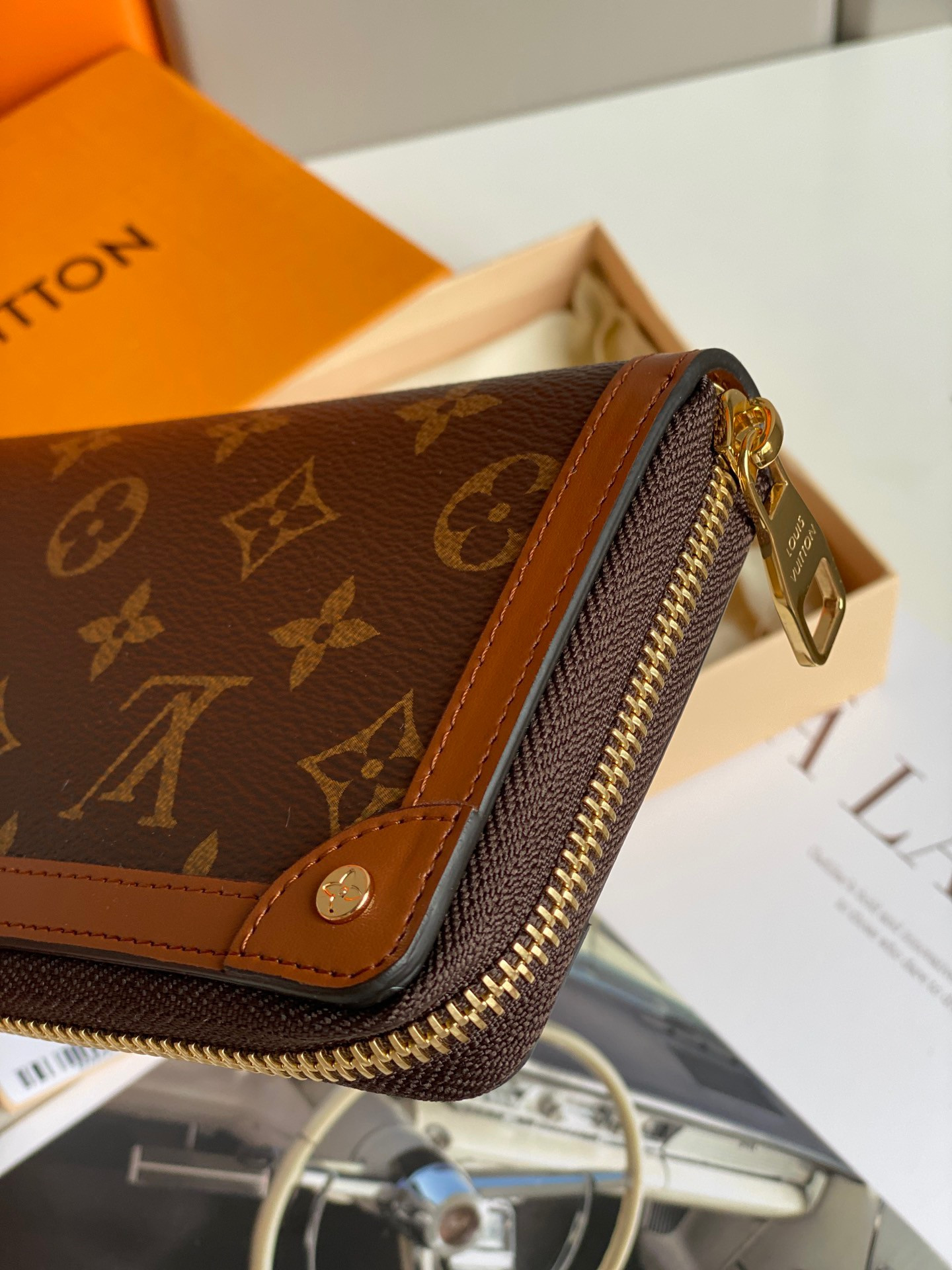 LV ZIPPY WALLET TRUNK M80558