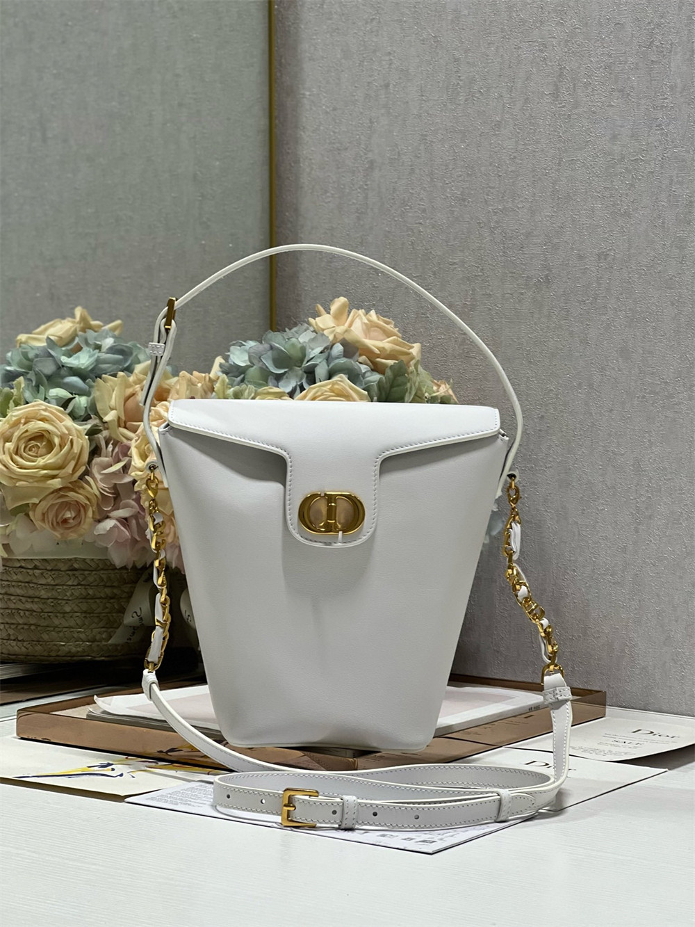 D*or 30 montaigne large chain bucket bag white