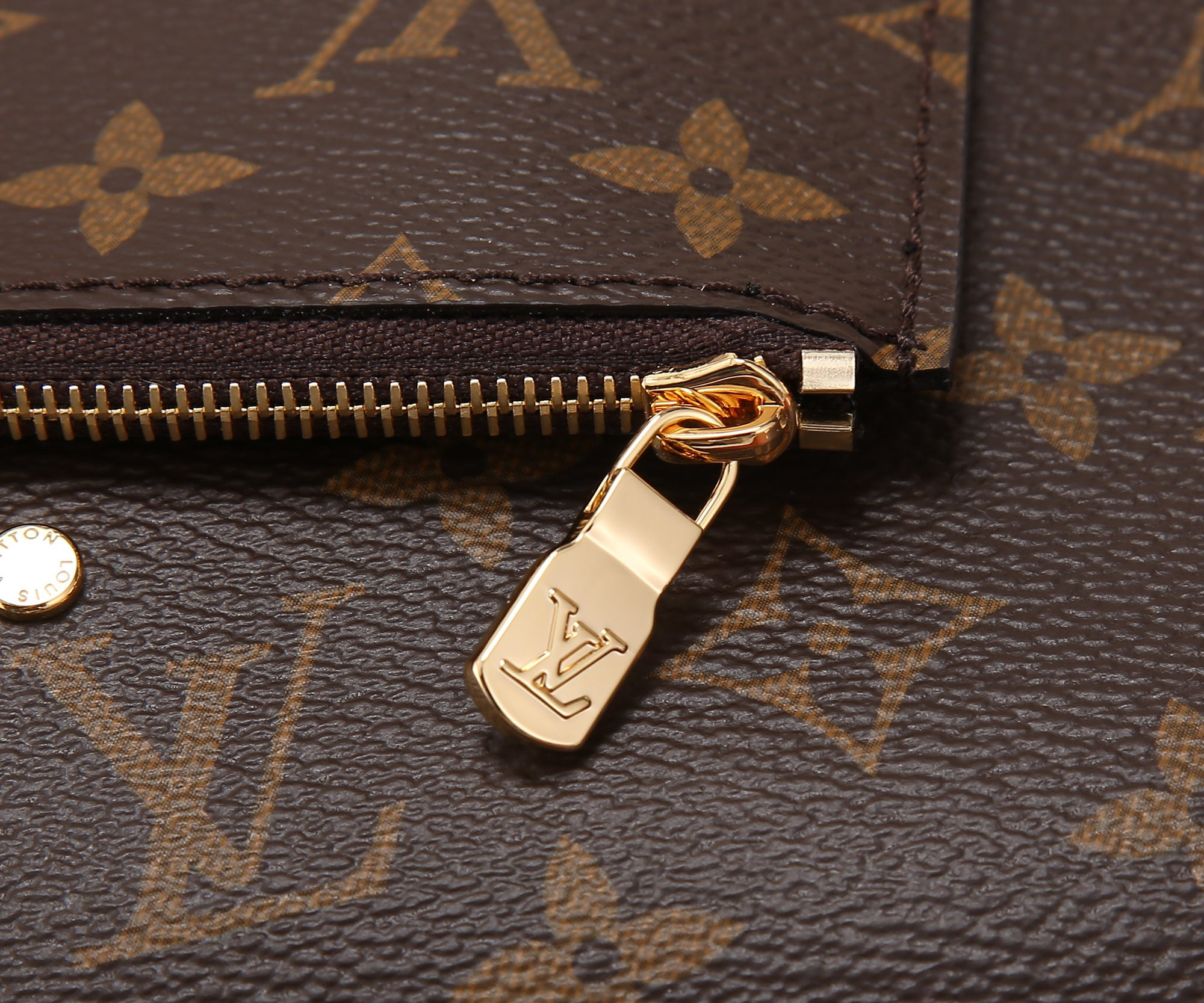 LV Atlantis GM M46817 13.4 x 13.4 x 5.3 inches