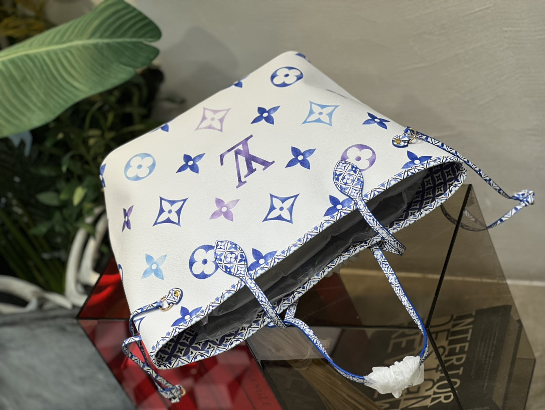 LV M22979  Neverfull MM 12.6 x 11.4 x 6.7 inches Without Box