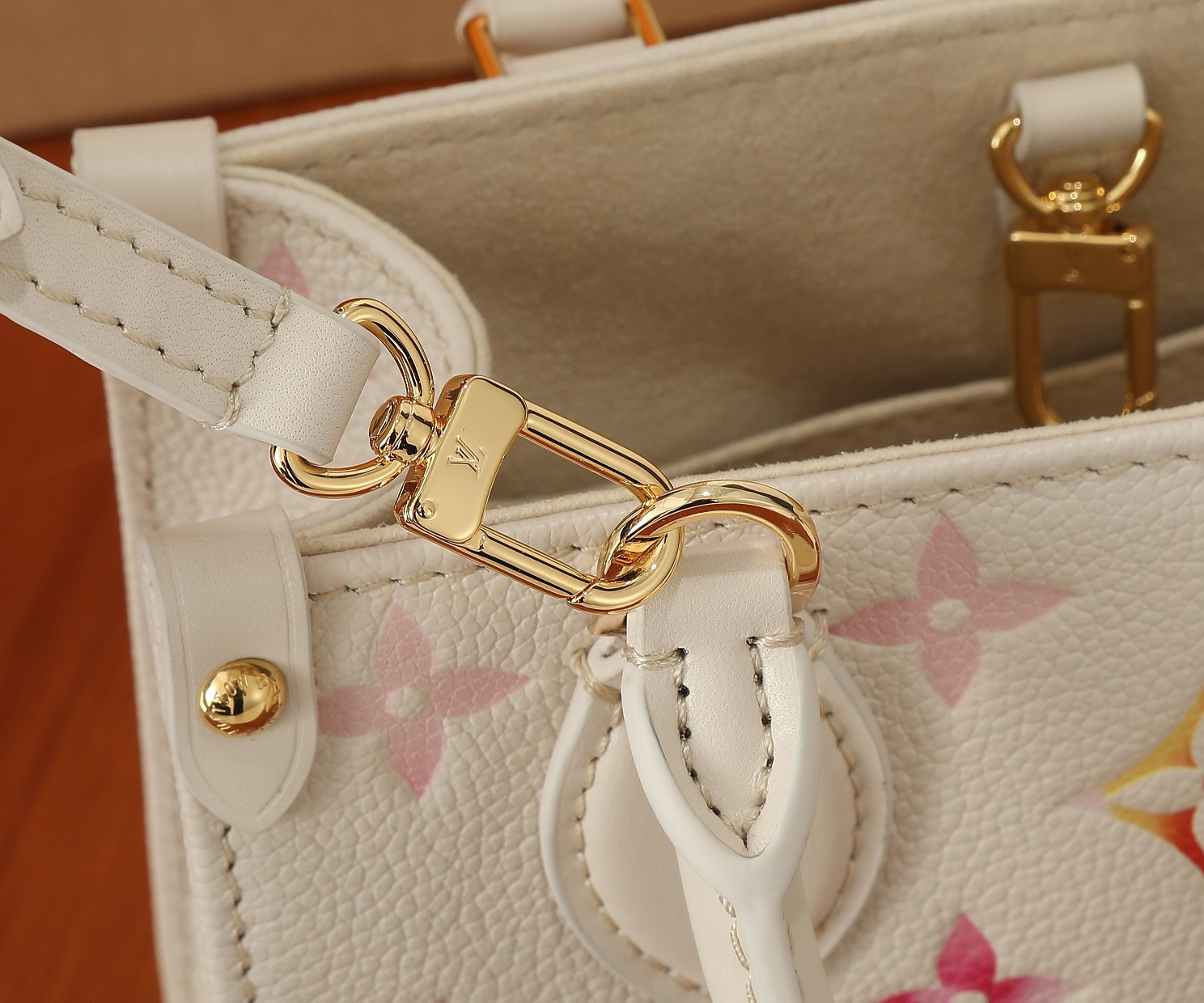 LV OnTheGo BB M47115  7.1 x 5.9 x 3.3 in