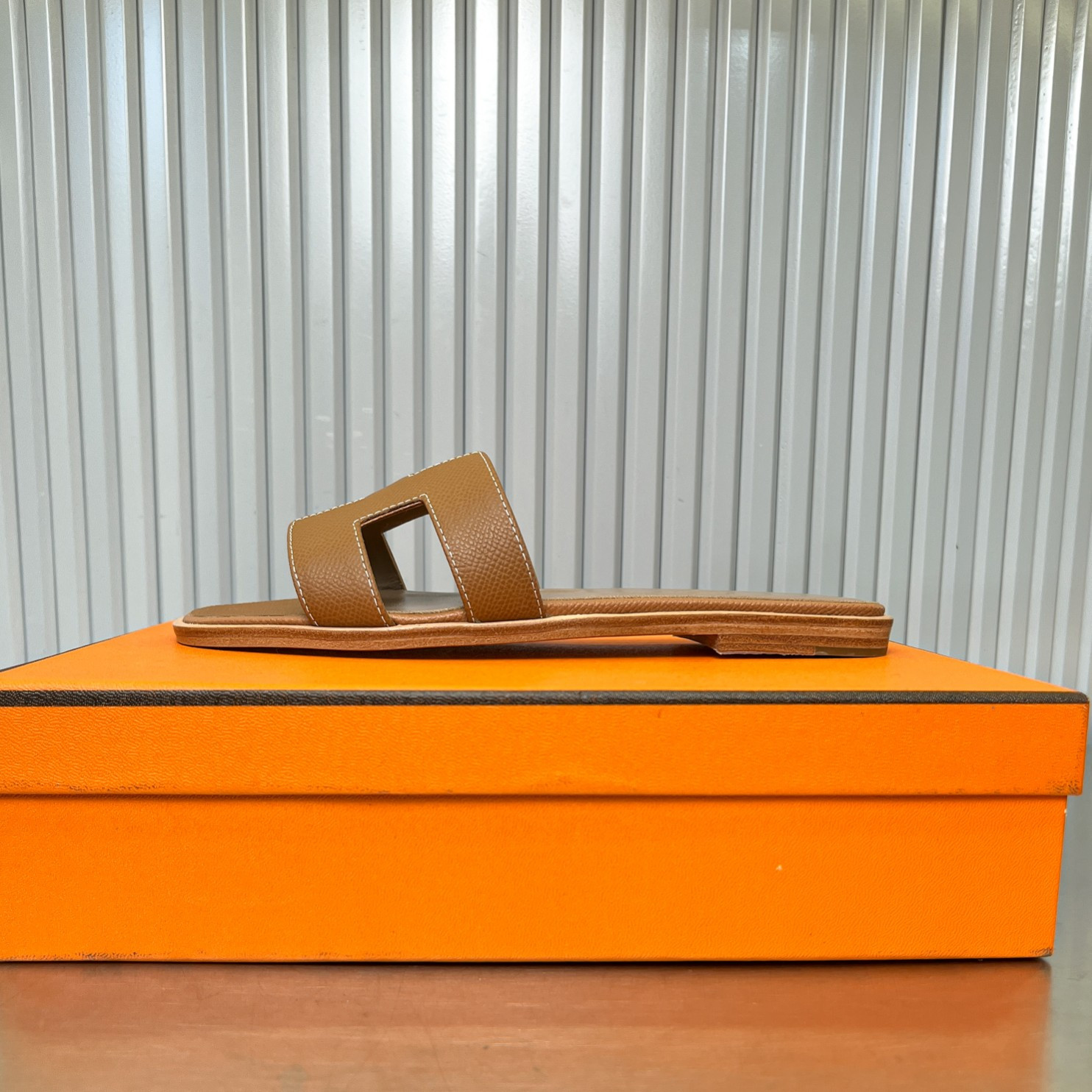 ua H**me5 oran sandal