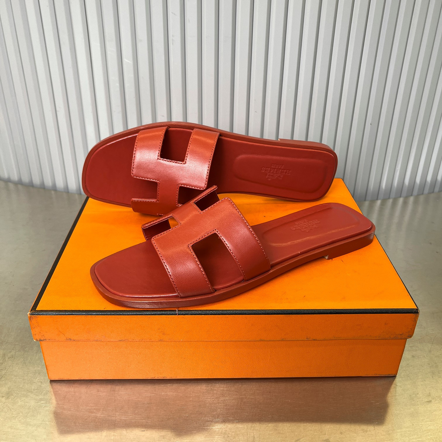 ua H**me5 oran sandal