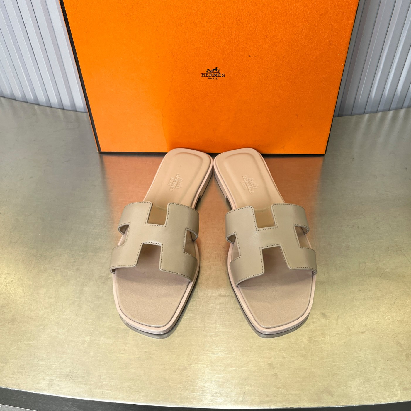 ua H**me5 oran sandal