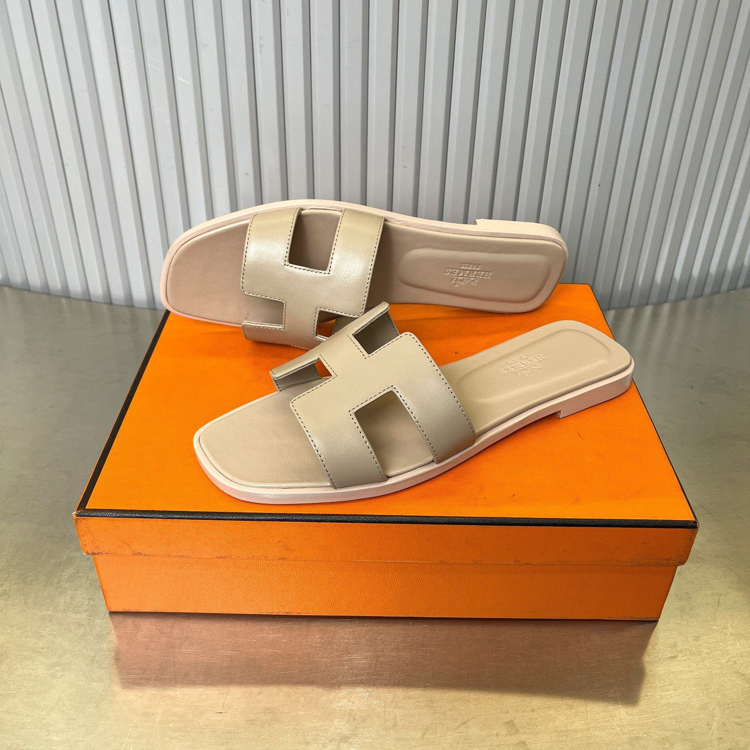 ua H**me5 oran sandal