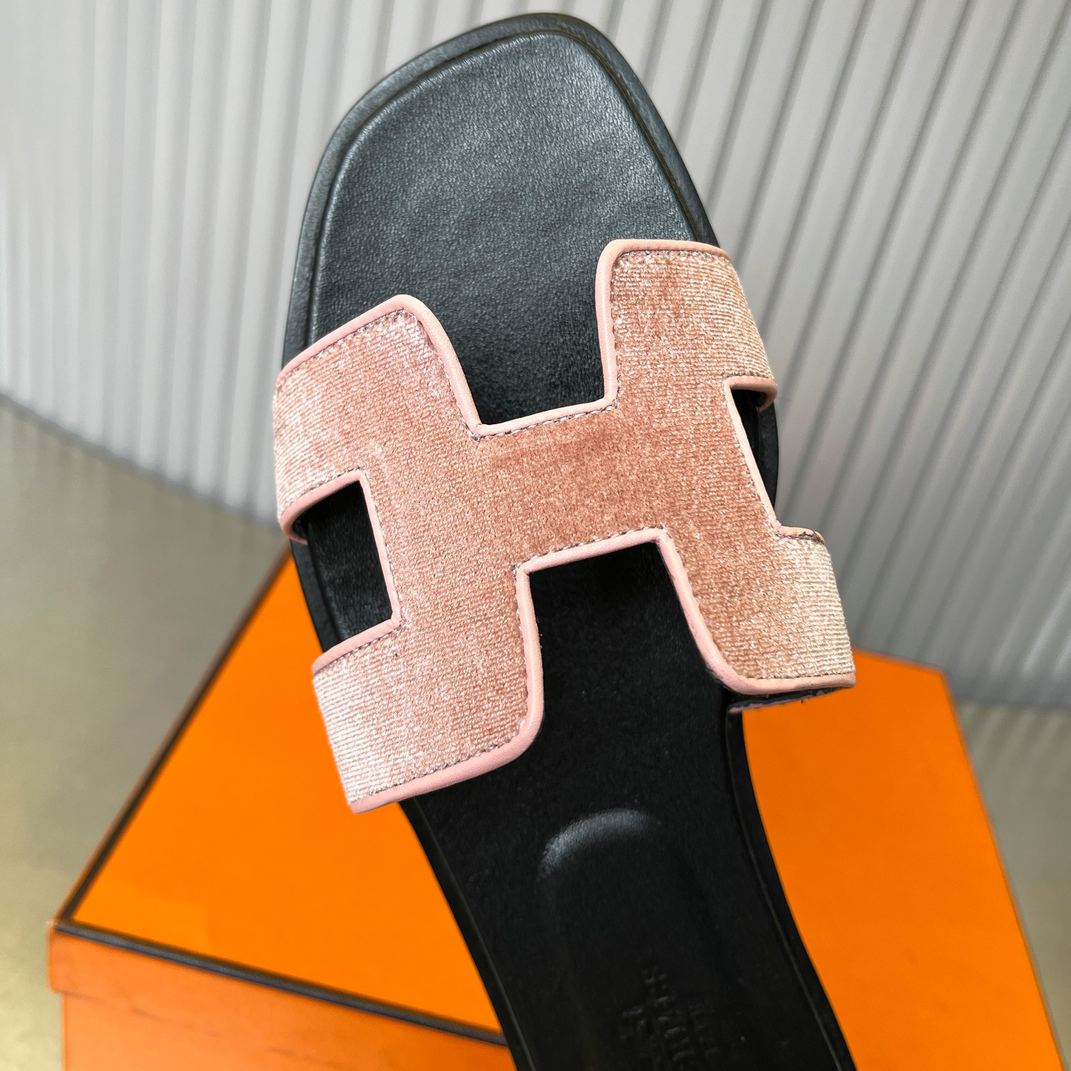 ua H**me5 oran sandal
