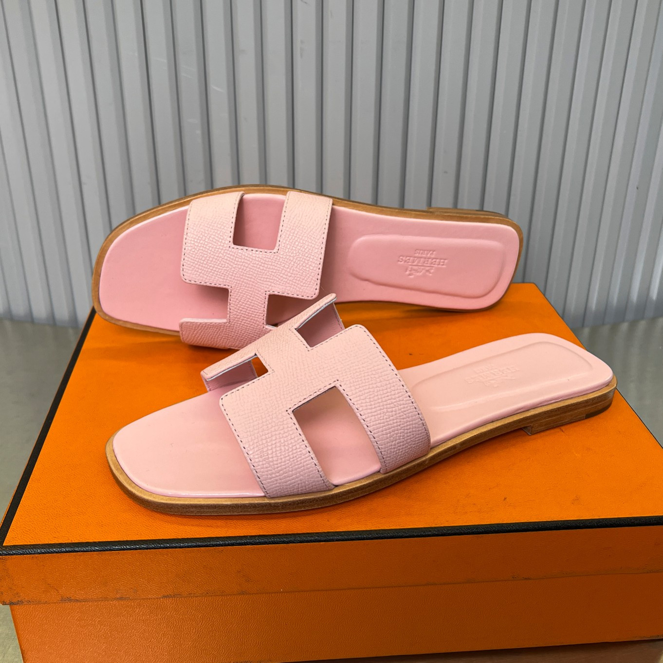 ua H**me5 oran sandal
