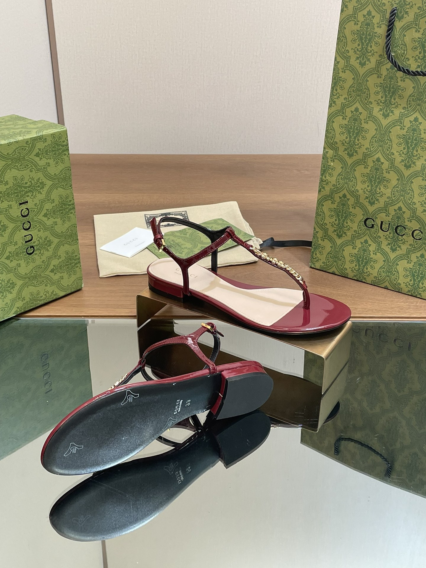 ua G*u*i signoria thong sandal