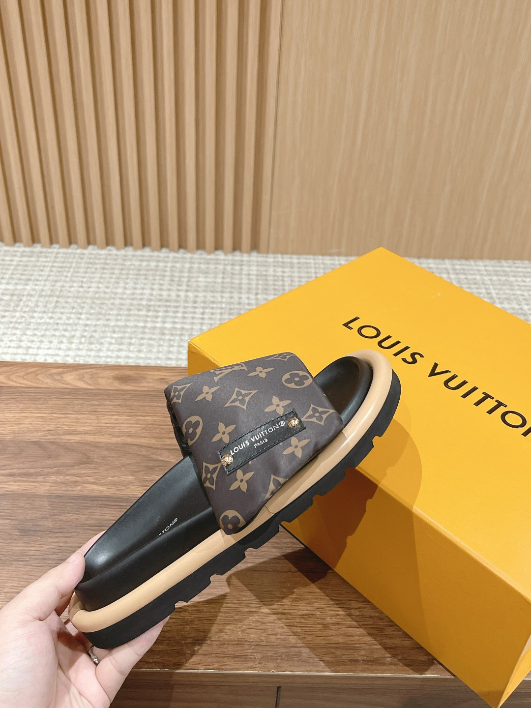 UA LV Pool Pillow Flat Comfort Mule