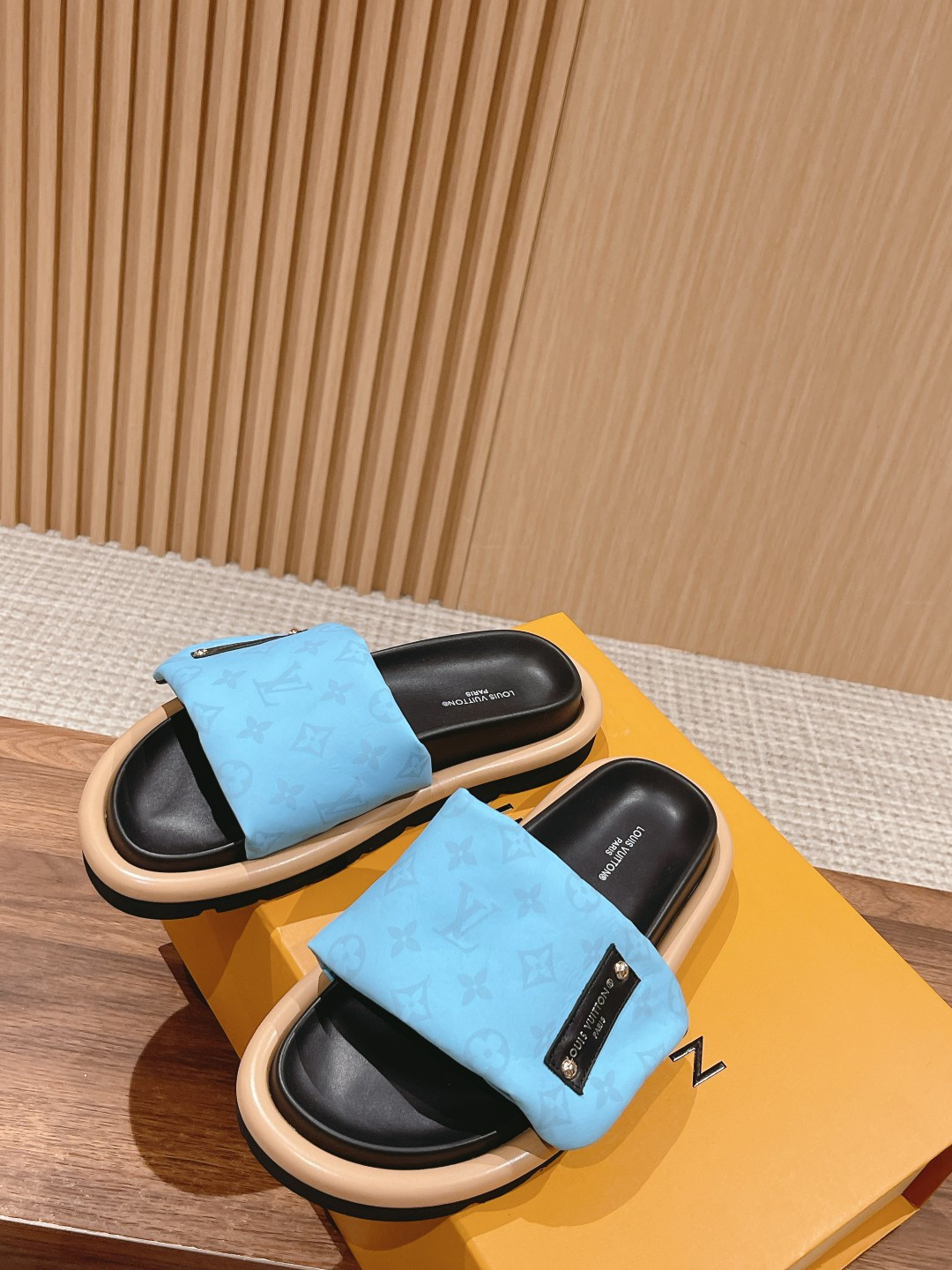 UA LV Pool Pillow Flat Comfort Mule