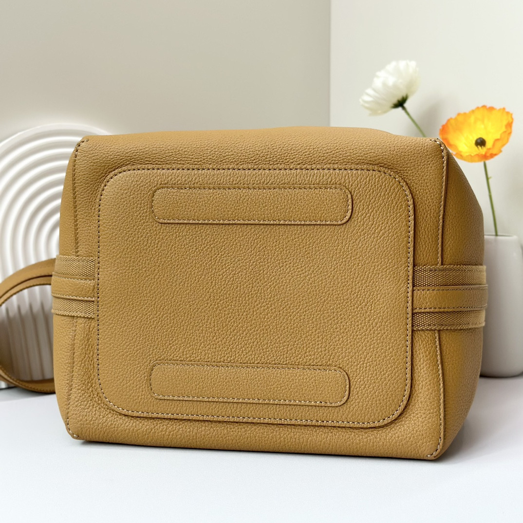 L**o p*ana large bale bag grained calfskin 24 x 20 x 27 cm