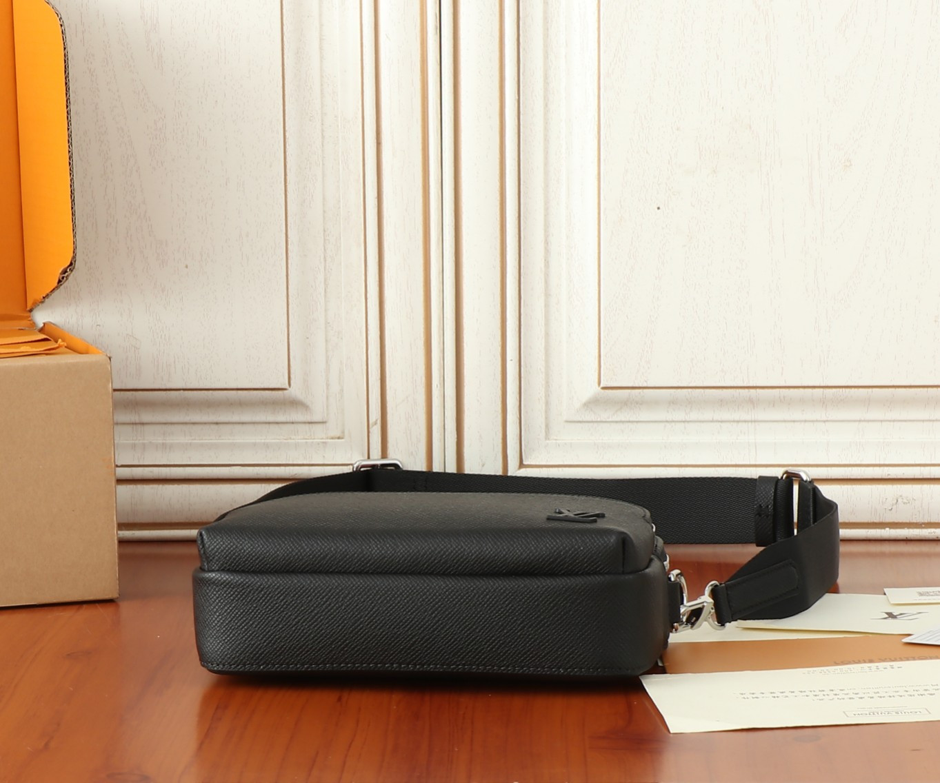 LV District M11657 22.5x15.5x7.5CM