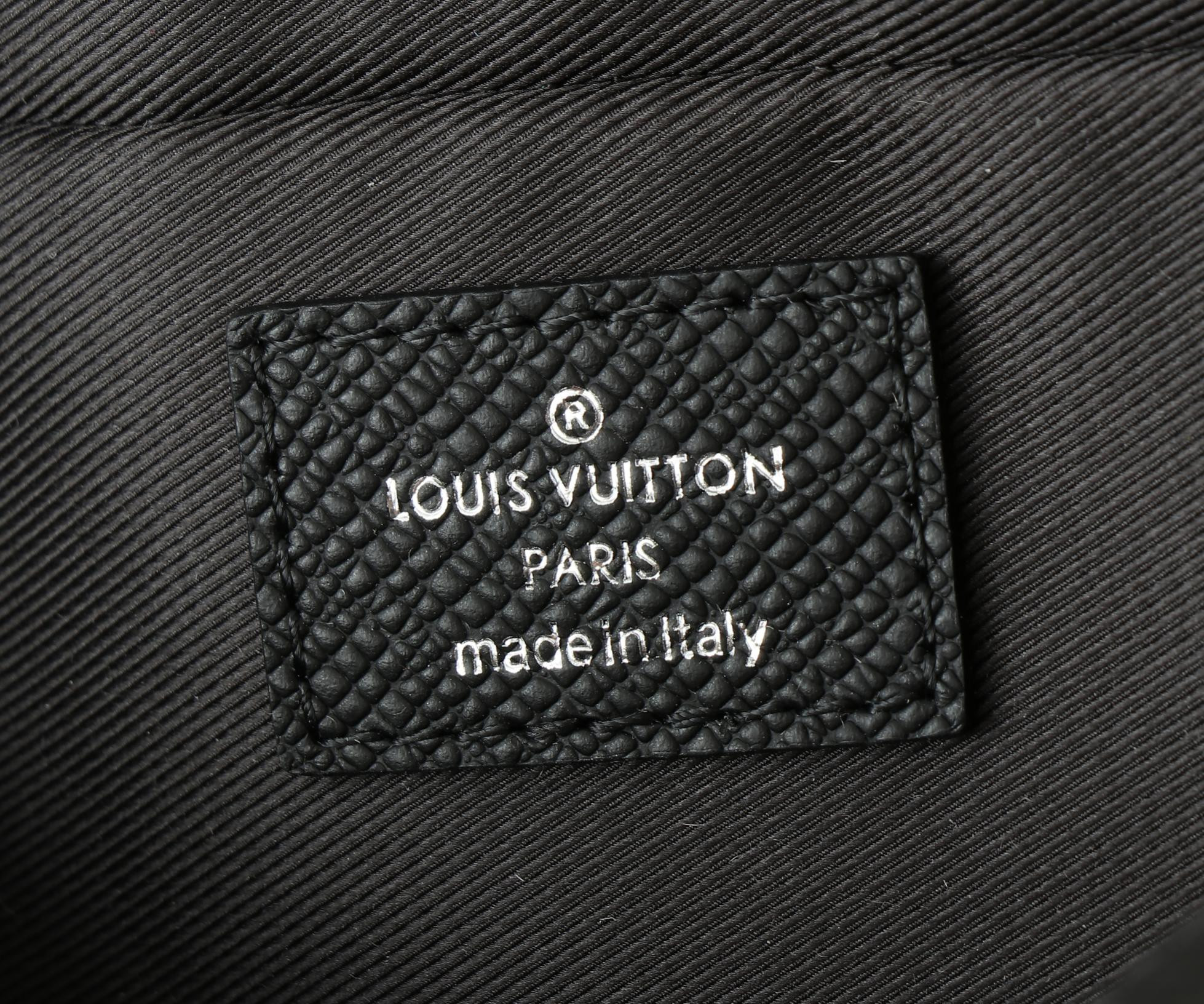 LV District M11657 22.5x15.5x7.5CM