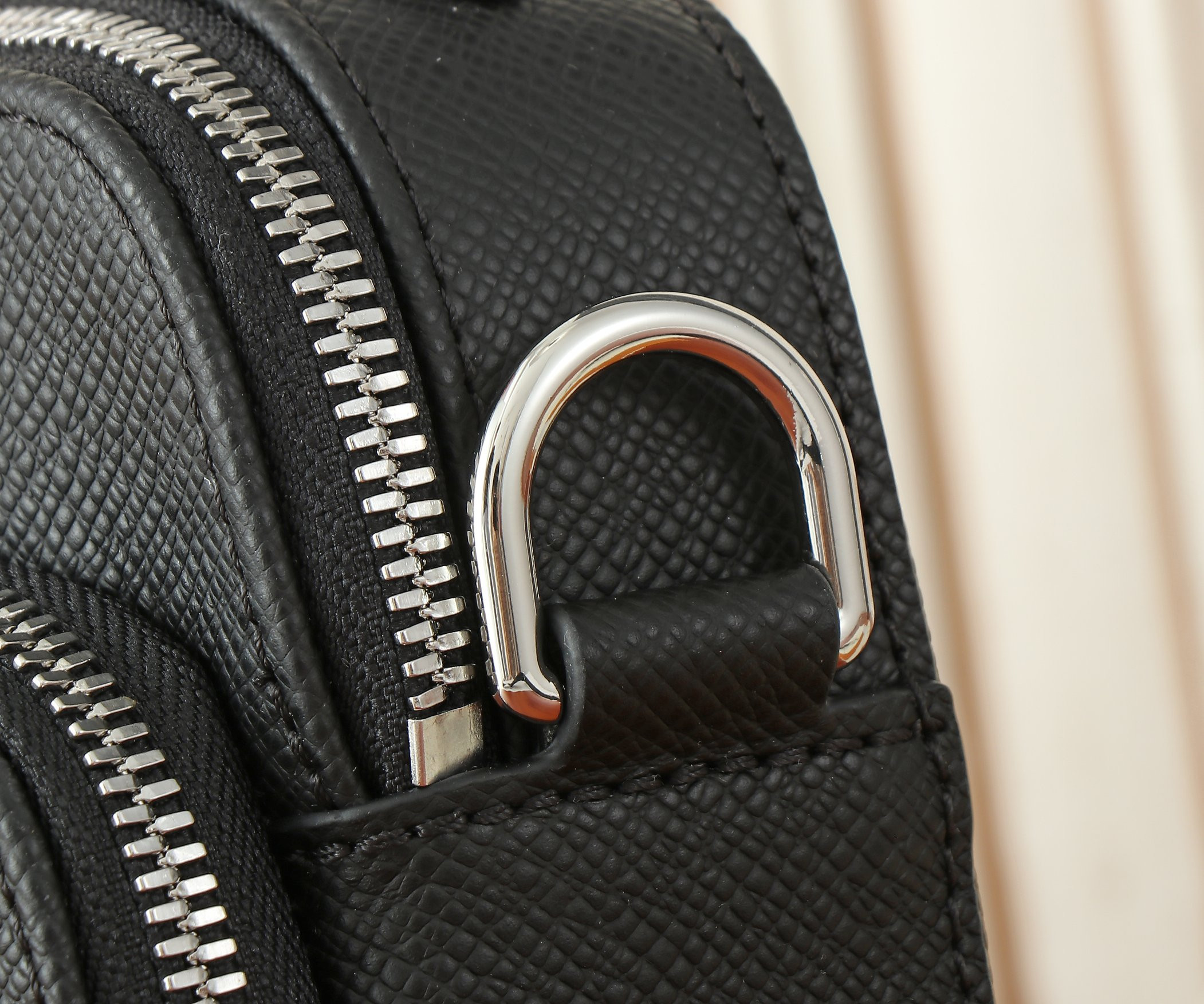 LV District M11657 22.5x15.5x7.5CM