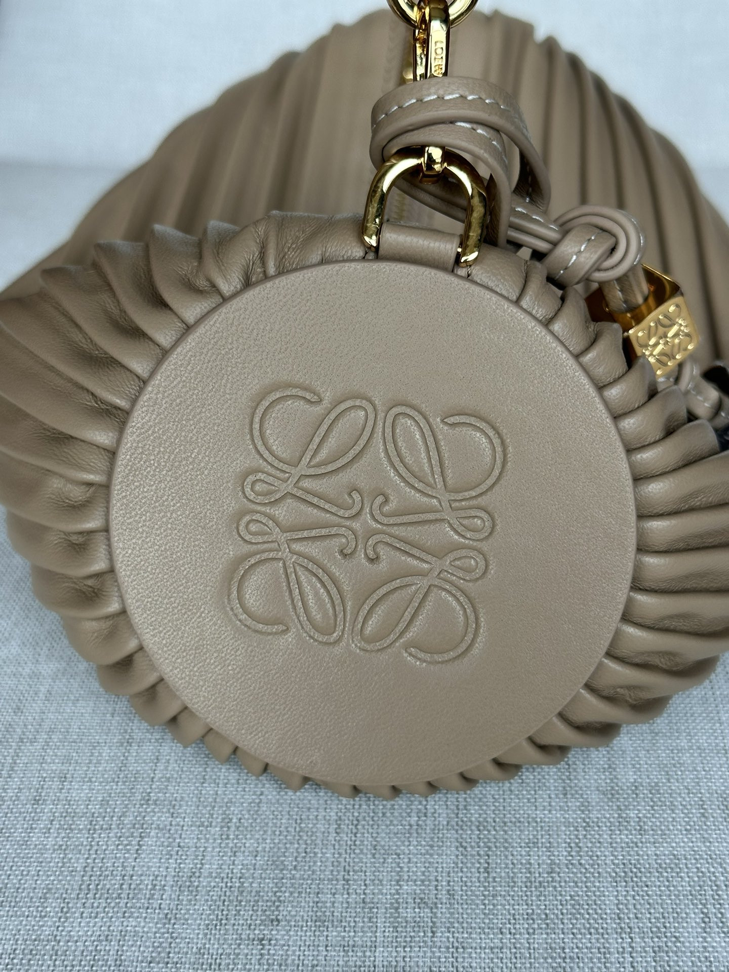 L0ew* bracelet pouch in pleated nappa 25x10x10cm