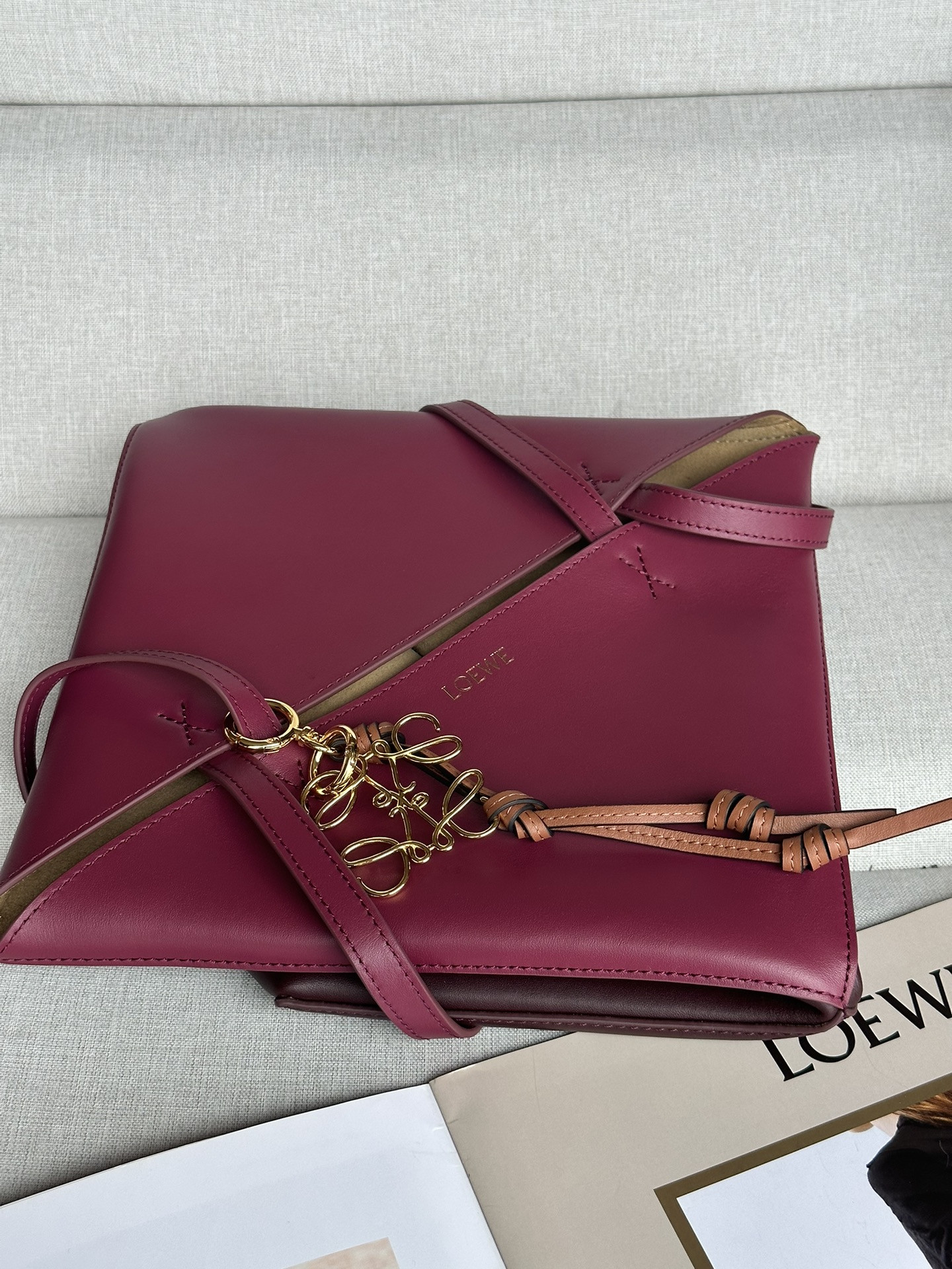 L0ew* medium puzzle fold tote in shiny calfskin 25.5x14.5x31.5cm