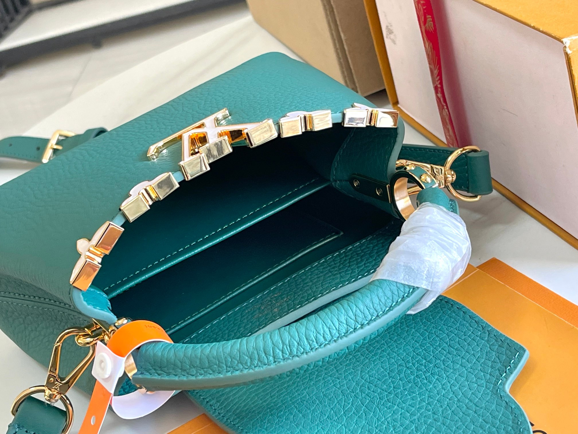 LV Capucines Flower Crown M23766 Taurillon 21x14x8cm