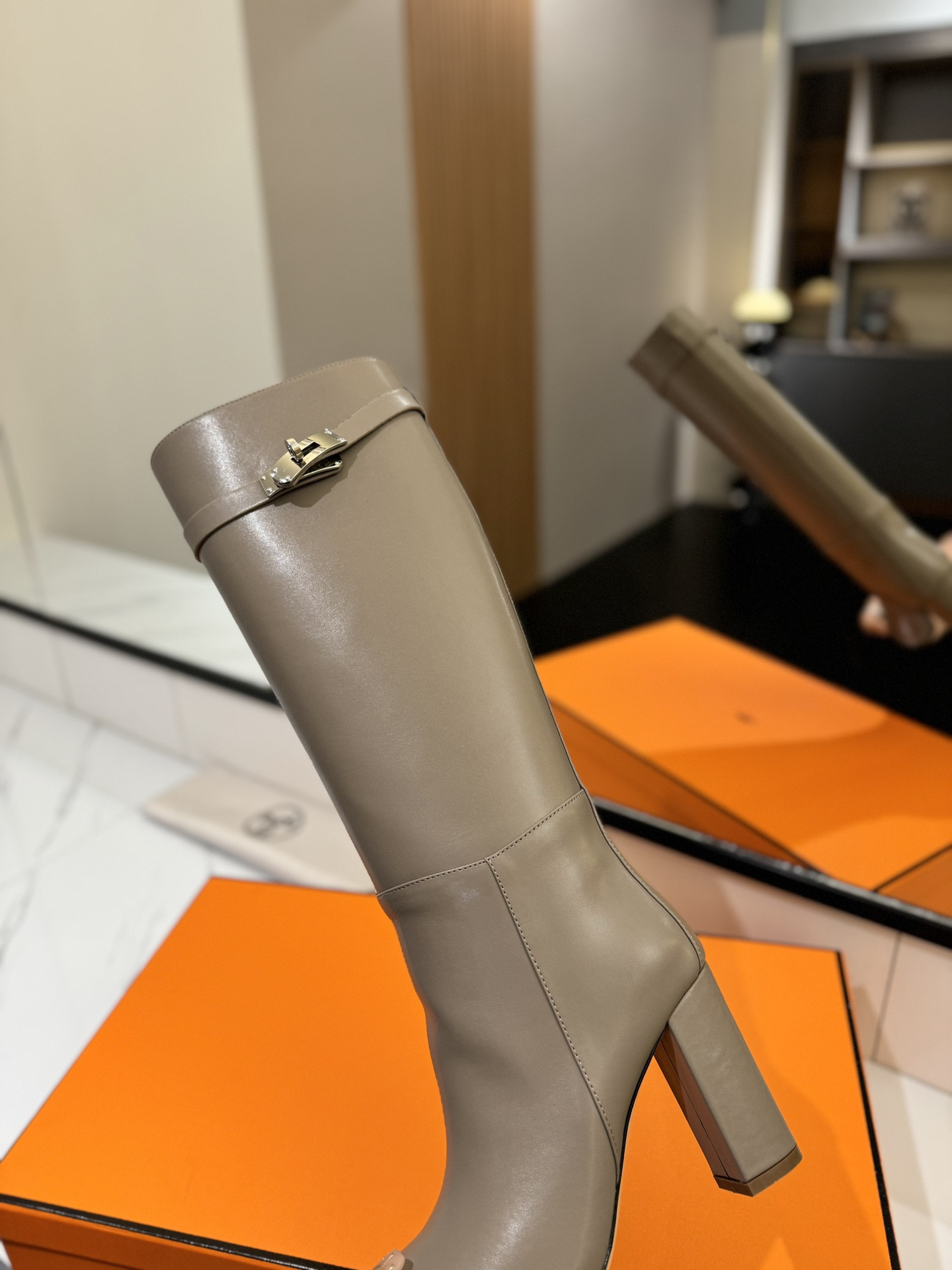 ua H**me5 jumping boots (heel height 8.5cm)