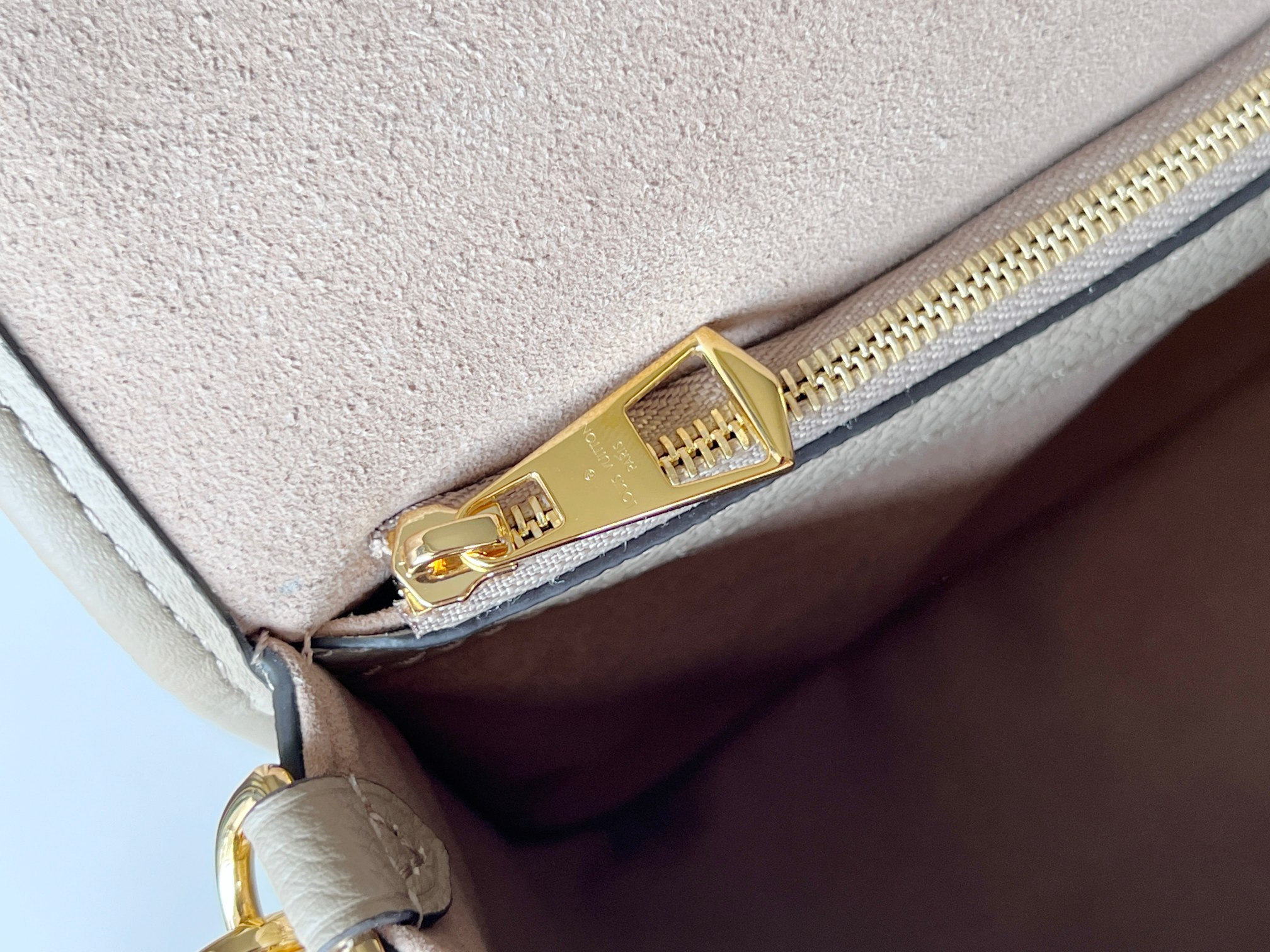 LV Diane M46583 23x16x8.5CM