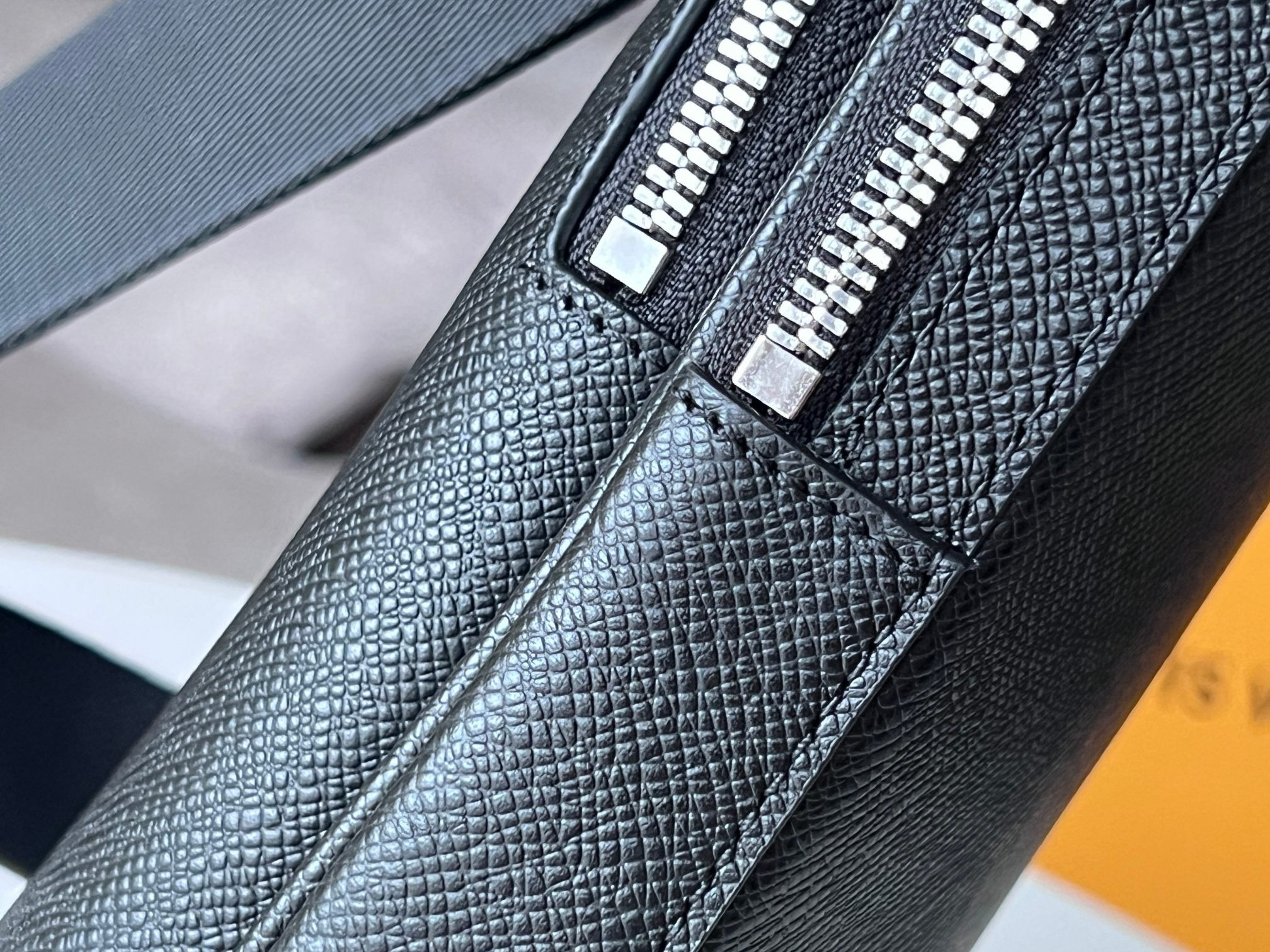 LV Avenue Sling Bag M30863 20 x 31 x 7 cm