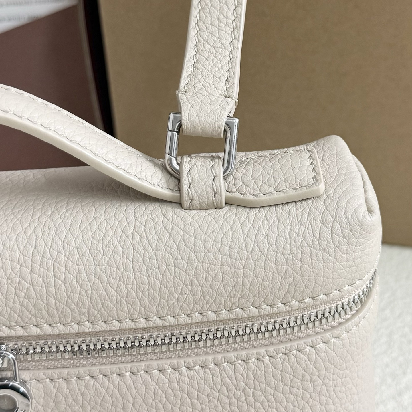 L**o p*ana extra pocket l19 grained calfskin 11 x 19 x 6.5 cm