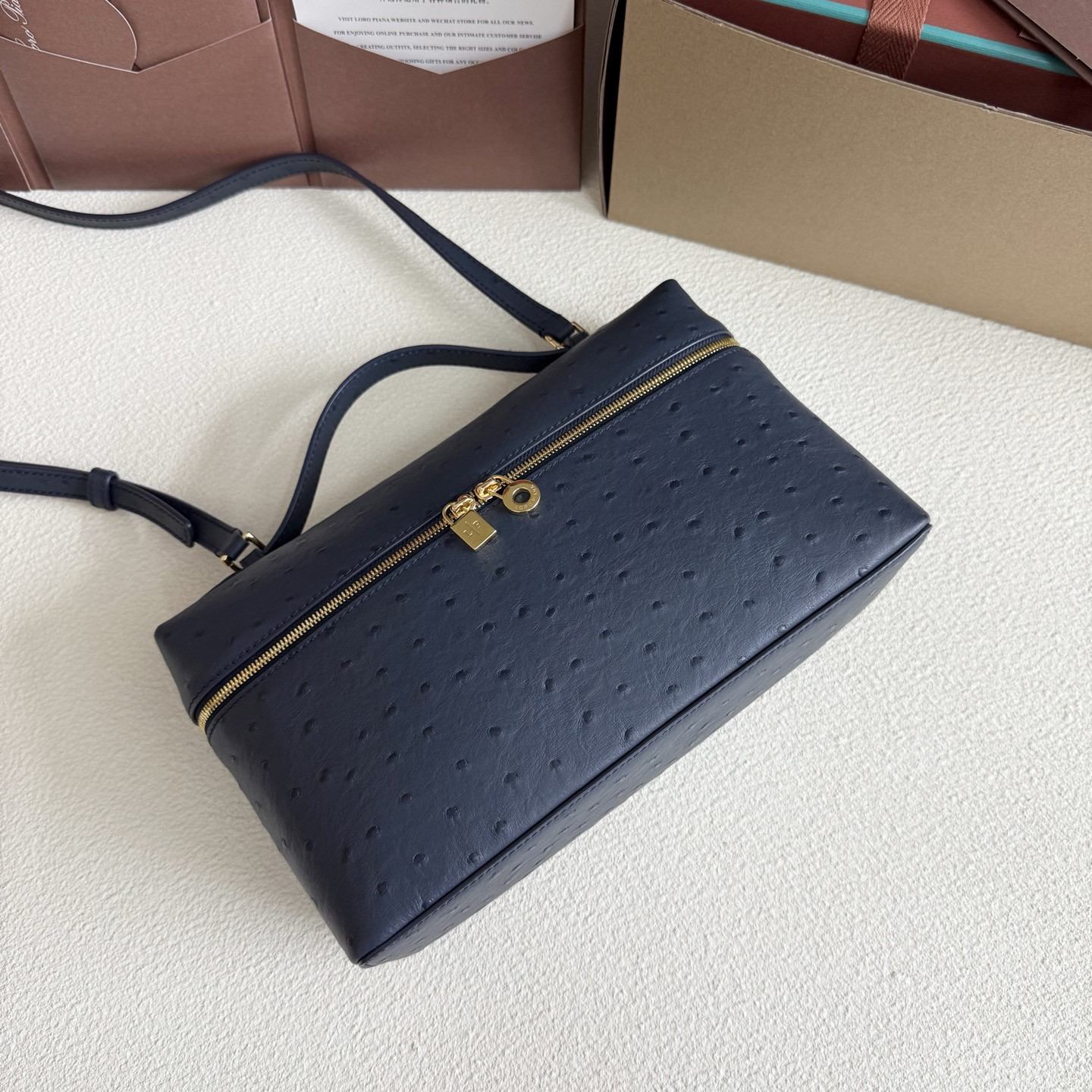 L**o p*ana extra pocket l27 ostrich-grained leather 16x27x10cm