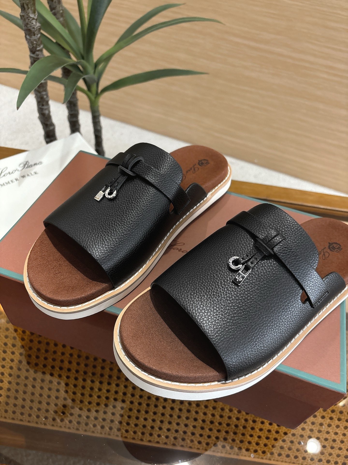ua L**o p*ana summer walk sandals